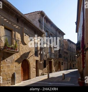 Straße mit historischen Gebäuden im Dorf San Asensio, La Jia Alta, Spanien Stockfoto