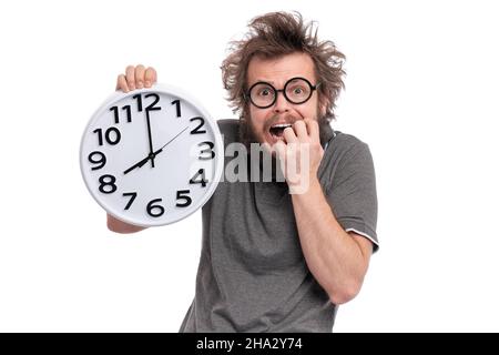 Crazy erschrocken oder schockiert Bartmann in Brillen sieht besorgt aus. Dumm, ängstlich oder überrascht Kerl mit großer Uhr, isoliert auf weißem Hintergrund. Stockfoto