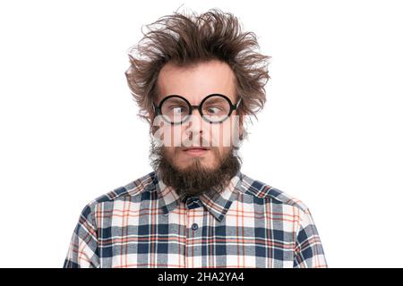 Crazy Bearded man mit lustigen Haarschnitten in Brillen, die Grimasse machen. Silly Guy im karierten Hemd, isoliert auf weißem Hintergrund. Emotionen und Zeichen Konzept Stockfoto