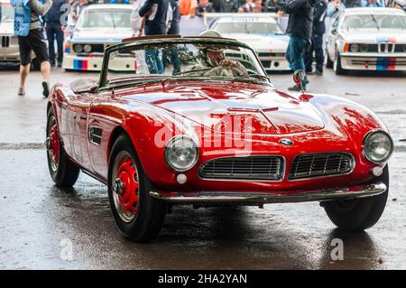 1957 BMW 507 fährt aus dem Montagebereich, bevor er 2016 beim Goodwood Festival of Speed die Bergrennen hochfährt Stockfoto