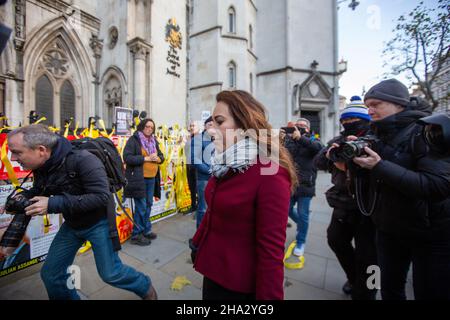London, England, Großbritannien. 10th Dez 2021. Stella MORRIS, die Partnerin des WikiLeaks-Gründers Julian Assange, trifft vor der Verkündung des Urteils im Auslieferungsverfahren vor den königlichen Gerichten ein. (Bild: © Tayfun Salci/ZUMA Press Wire) Stockfoto