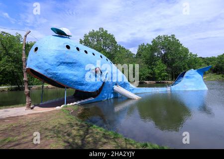 Catoosa, Oklahoma, OK, Blauwal von Catoosa ist eine Uferstruktur an der Route 66, die 1970 ein Ziel für Familien zum Schwimmen war Stockfoto