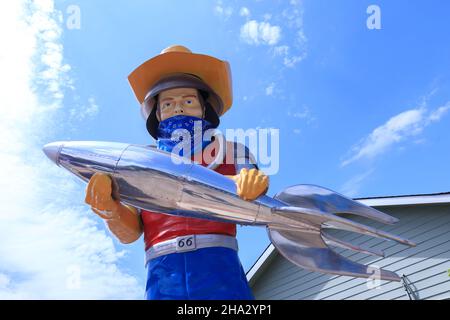 Tulsa, Oklahoma, Buck Adams kosmische Kurioses – Muffler-Mann mit Rakete Stockfoto
