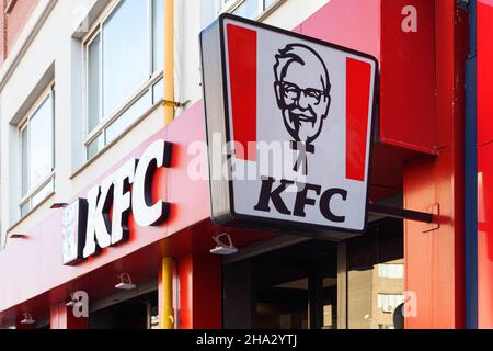 VALENCIA, SPANIEN - 09. DEZEMBER 2021: KFC ist eine amerikanische Fast-Food-Restaurantkette, die sich auf gebratenes Huhn spezialisiert hat Stockfoto