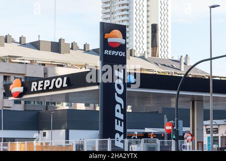 VALENCIA, SPANIEN - 09. DEZEMBER 2021: Repsol ist ein spanisches Energie- und Petrochemieunternehmen mit Sitz in Madrid Stockfoto