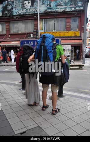 Kuala Lumpur, Malaysia - 26. Januar 2013 : Ein paar Reisende mit großen Rucksäcken befinden sich in der Hang Lekir Street, Kuala Lumpur - Malaysia Stockfoto