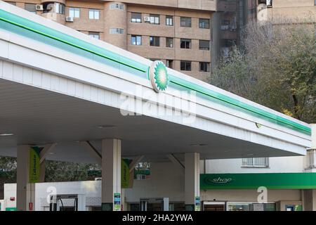 VALENCIA, SPANIEN - 09. DEZEMBER 2021: BP British Petroleum ist ein britisches multinationales Öl- und Gasunternehmen mit Sitz in London, England Stockfoto