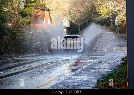 Station Lane, Godalming. 10th. Dezember 2021. Starke Regenfälle über Nacht verursachten Probleme mit Oberflächenüberflutungen in den Heimatkreisen. Fahrzeuge, die durch das Hochwasser in Godalming in Surrey fahren. Kredit: james jagger/Alamy Live Nachrichten Stockfoto