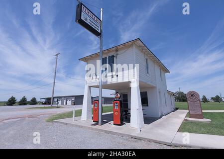 Hydro, Oklahoma, USA, Vintage-Gaspumpe an der historischen Tankstelle von Lucille, Stockfoto