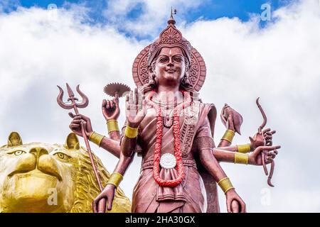 Eine mächtige Statue der Hindu-Göttin Durga Maa mit einem goldenen Löwen im heiligen Ganga Talao. Grand Bassin Krater See, Mauritius Insel. Hochwertige Fotos. Hochwertige Fotos Stockfoto