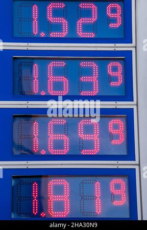 Bremen, Deutschland. 10th Dez 2021. Kraftstoffpreise werden an einer Tankstelle angezeigt. Die Inflation in Deutschland stieg im November auf den höchsten Stand seit fast 30 Jahren. Die Verbraucherpreise stiegen im Vergleich zum Vorjahresmonat um 5,2 Prozent, wie das Statistische Bundesamt am Freitag mitteilt. Quelle: Sina Schuldt/dpa/Alamy Live News Stockfoto