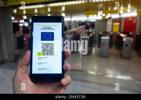 Frau mit EU-Zertifikat für digitale Covide auf dem Smartphone. Stockfoto