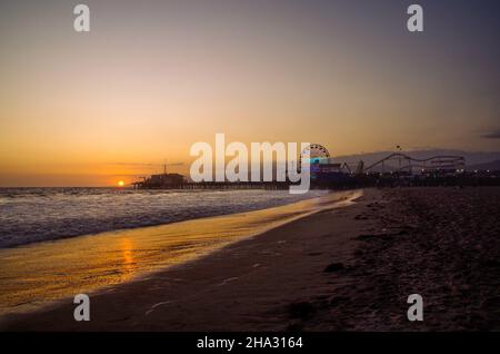 Wunderschöne Aufnahme des Sonnenuntergangs am Santa Monica Pier Stockfoto