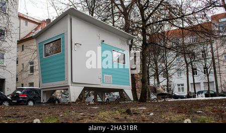 Ulm, Deutschland. 10th Dez 2021. Am Karlsplatz befindet sich ein Ulmer Nest. Dieser Schlafsack, der von innen verschlossen werden kann, dient als geschützter Schlafplatz für Obdachlose. In den Wintermonaten werden zwei Nester als Schutz vor Kälte betrieben. Quelle: Stefan Puchner/dpa/Alamy Live News Stockfoto