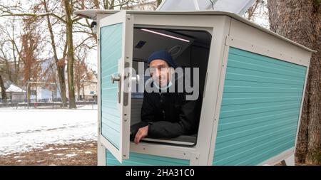 Ulm, Deutschland. 10th Dez 2021. Konstrukteur Florian Geiselhart blickt aus einem Ulmer Nest am Karlsplatz. Diese Schlafpoden, die von innen verschlossen werden können, dienen als geschützter Schlafplatz für Obdachlose. In den Wintermonaten werden zwei Nester als Schutz vor Kälte betrieben. Quelle: Stefan Puchner/dpa/Alamy Live News Stockfoto