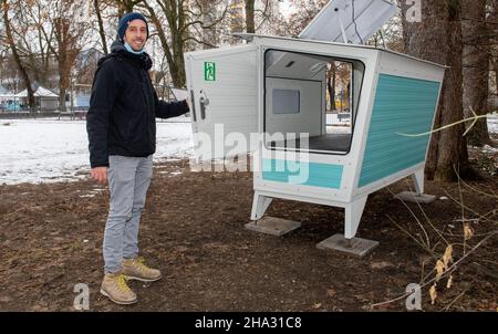 Ulm, Deutschland. 10th Dez 2021. Designer Florian Geiselhart eröffnet am Karlsplatz ein Ulmer Nest. Diese Schlafpoden, die von innen verschlossen werden können, dienen als geschützter Schlafplatz für Obdachlose. In den Wintermonaten werden zwei Nester als Schutz vor Kälte betrieben. Quelle: Stefan Puchner/dpa/Alamy Live News Stockfoto