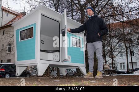 Ulm, Deutschland. 10th Dez 2021. Designer Florian Geiselhart eröffnet am Karlsplatz ein Ulmer Nest. Diese Schlafpoden, die von innen verschlossen werden können, dienen als geschützter Schlafplatz für Obdachlose. In den Wintermonaten werden zwei Nester als Schutz vor Kälte betrieben. Quelle: Stefan Puchner/dpa/Alamy Live News Stockfoto