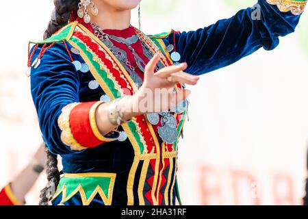 06. Juli 2021, Ufa, Russland: Nationale Bashkir-Frauen tanzen in traditioneller Kleidung Stockfoto