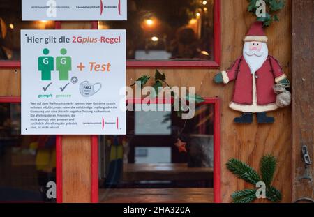 Hannover, Deutschland. 10th Dez 2021. Ein Schild mit der Aufschrift „2Gplus-Regel gilt hier“ hängt an einem Stand auf dem Weihnachtsmarkt. Quelle: Julian Stratenschulte/dpa/Alamy Live News Stockfoto