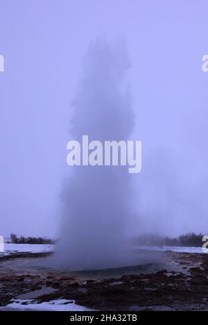 Der Strokkur-Geysir, der alle 5 Minuten ausbricht, Island Stockfoto