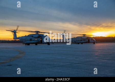 CH-53E Superhengste, die Marine Heavy Helicopter Squadron (HMH) 366 zugewiesen wurden, bereiten sich auf die Ausladung nach der Landung in Brunswick, Maine, am 7. Dezember 2021 vor. Marineinfanteristen mit HMH-366 wurden von Expeditions-Basisstationen geschult, um die Leistungsfähigkeit in einer kalten Umgebung zu steigern. HMH-366 ist eine untergeordnete Einheit des 2nd Marine Aircraft Wing, dem Luftkampfelement der II Marine Expeditionary Force. (USA Marine Corps Foto von Lance CPL. Christian Cortez) Stockfoto