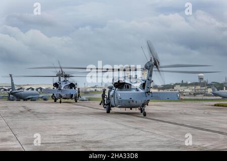 Zwei HH-60G Pave Hawks fahren mit dem Taxi über die Startbahn und bereiten sich auf den Start vor, um am jährlichen Turkey Shoot auf dem Kadena Air Base, Japan, am 29. November 2021 teilzunehmen. Der Turkey Shoot ist ein freundlicher, basisweiter Wettbewerb, der einmal im Jahr stattfindet und es Einheiten wie dem 33rd RQS ermöglicht, ihre Aufgaben in verschiedenen Szenarien zu erfüllen. (USA Luftwaffe Foto von Airman 1st Klasse Cesar J. Navarro) Stockfoto