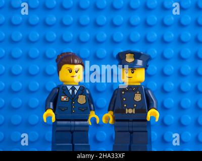 Tambow, Russische Föderation - 05. Juli 2021 zwei Lego-Polizisten gegen den blauen Hintergrund der Lego-Grundplatte Stockfoto