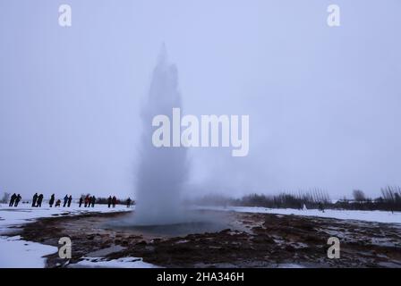 Der Strokkur-Geysir, der alle 5 Minuten ausbricht, Island Stockfoto
