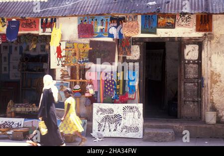 Geschäfte in einer Gasse in der Altstadt von Stone Town auf der Insel Sansibar in Tansania. Tansania, Sansibar, Stone Town, Oktober 2004 Stockfoto