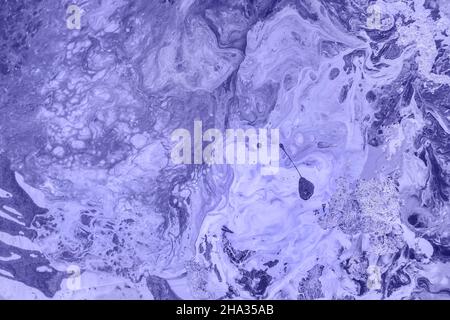 Trendige Farbe des Jahres 2022 sehr Peri. Acryl Fluid Art. Ölgemälde Hintergrund des abstrakten violetten Ozeans. Stockfoto