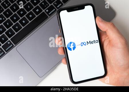 Meta Platforms Facebook-Handy-Anwendung auf dem Smartphone-Bildschirm. Tätigen Sie Einkäufe, während Sie zu Hause sitzen, mit einer mobilen App oder einem Laptop. Ein Smartphone in einer Männerhand. November 2021, San Francisco, USA Stockfoto