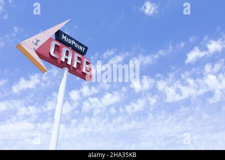 Adrian, Texas USA das Straßenschild des Midpoint Cafe markiert den halben Punkt auf der Route 66. Stockfoto