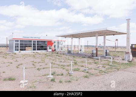 Tucumcari, New Mexico, NM Alte verlassene Tankstelle mit der Aufschrift „Happy Motoring“ auf dem Gebäude, Stockfoto