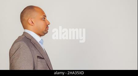 Junger afroamerikanischer Mann, der zur Seite schaut. Ernst Stockfoto