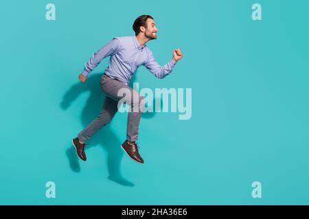 Profil Foto von aktiven energetischen Sprung laufen leeren Raum tragen lila Hemd Hosen Schuhe isoliert teal Farbe Hintergrund Stockfoto