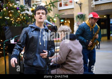 London, Großbritannien. 10th Dez 2021. Jamie Cullum spielt Weihnachtslieder in Hay's Gallerie in London, um für sein neues Album ‘The Pianoman at Christmas' zu werben. Bilddatum: Freitag, 10. Dezember 2021. Bildnachweis sollte lauten Kredit: Matt Crossick/Alamy Live News Stockfoto