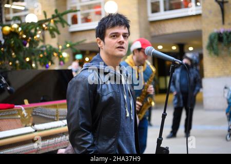 London, Großbritannien. 10th Dez 2021. Jamie Cullum spielt Weihnachtslieder in Hay's Gallerie in London, um für sein neues Album ‘The Pianoman at Christmas' zu werben. Bilddatum: Freitag, 10. Dezember 2021. Bildnachweis sollte lauten Kredit: Matt Crossick/Alamy Live News Stockfoto