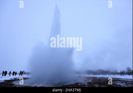 Der Strokkur-Geysir, der alle 5 Minuten ausbricht, Island Stockfoto