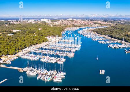 Boote, Segelschiffe und Yachten in Marina Veruda und Port Bunarina, Luftbild, Pula, Istrien, Kroatien Stockfoto