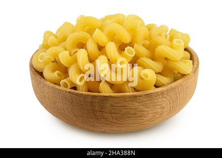 Rohe Pasta cavatappi in Holzschüssel isoliert auf weißem Hintergrund mit Clipping Pfad und volle Schärfentiefe. Stockfoto