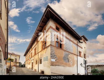 Saluzzo, Cuneo, Italien - 19. Oktober 2021: In der Casa Cavassa (16th. Jahrhundert) befindet sich das Stadtmuseum der Stadt Saluzzo in der Via San Giovanni Stockfoto