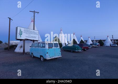 Holbrook, Arizona, Wigwam Motel in der Abenddämmerung Stockfoto