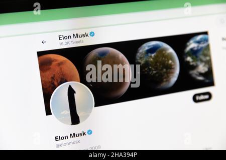 Minsk, Weißrussland - 10. Dezember 2021: Elon Musks Twitter-Account auf dem Bildschirm Stockfoto