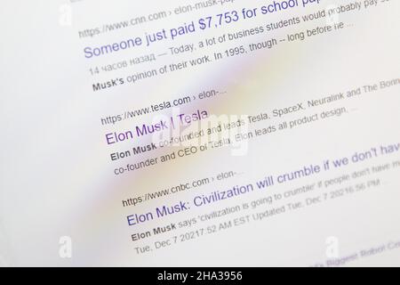 Minsk, Weißrussland - 10. Dez 2021: Google-Suchergebnis für Elon Musk Stockfoto