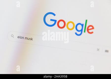 Minsk, Weißrussland - 10. Dezember 2021: Google-Suchbegriff Elon Musk Stockfoto