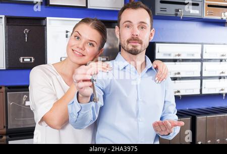 Paar, die die Schlüssel zeigen Stockfoto