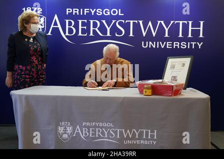 Der Prinz von Wales unterzeichnet das Besucherbuch während eines Besuches, um die neue Veterinärwissenschaftliche Fakultät der Aberystwyth University, Penglais, Aberystwyth in Ceredigion, Wales, zu eröffnen. Es ist dasselbe Buch, das er 1969 während seines Studiums an der Universität unterzeichnete. Bilddatum: Freitag, 10. Dezember 2021. Stockfoto