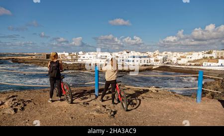 El Cotillo, Aussichtspunkt, Mountainbiker, Fuerteventura, Kanarische Inseln, Spanien, Europa Stockfoto