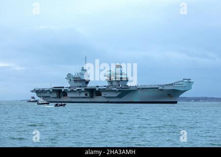 Dezember 2021, HMS Queen Elizabeth bei der Ankunft im Solent. Die Crew ist bei der Prozedur Alpha am Deck. Stockfoto