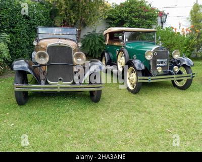 LOMAS DE ZAMORA - BUENOS AIRES, ARGENTINIEN - 05. Dez 2021: Vintage Graham Paige 612 Tourer um 1929 und Ford Modell Ein 1928 Phaeton Cabriolet Cabriolet Stockfoto